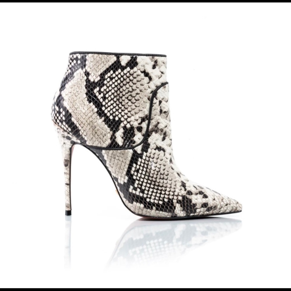 L’intervalle snakeskin high heel boot 37